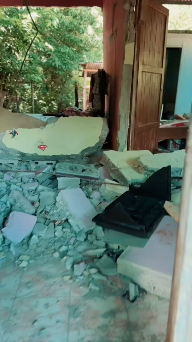 🇵🇦 Una primera visita a las comunidades afectadas en Soná, Veraguas.English below ↓A pocos días del terremoto que afectó distintas regiones de Panamá, visitamos algunas comunidades del distrito de Soná, en Veraguas, para conocer de cerca la situación y llevar suministros de primera necesidad.Gracias a la generosidad de nuestra familia de La Comunidad Bible Church, amigos y muchas otras personas que se sumaron, pudimos reunir donaciones, comprar suministros y compartirlos en diferentes campamentos. ¡Gracias a todos por hacerlo posible!Durante el recorrido conversamos con líderes comunitarios, quienes nos compartieron lo que han vivido estos últimos días y algunas de las necesidades que enfrentan. También tuvimos la oportunidad de acompañarlos y orar juntos.Esta primera visita nos ayudó a comprender mejor la situación y cómo podemos seguir apoyando. Sabemos que la recuperación tomará tiempo y todavía hay mucho por hacer.Seguiremos compartiendo las necesidades identificadas y las próximas oportunidades para colaborar. ¡Si deseas sumarte, escríbenos!Esto continúa...🇺🇸 Our first visit to earthquake-affected communities in Soná, Veraguas.Just days after the earthquake affected several regions of Panama, we visited communities in the Soná district of Veraguas to assess the situation firsthand and bring essential supplies.Thanks to the generosity of our La Comunidad Bible Church family, friends, and many others who joined the effort, we collected donations, purchased supplies, and distributed them at several relief camps. Thank you all for making this possible!During our visit, we spoke with community leaders who shared what they've experienced over the past few days and some of the challenges they're facing. We also had opportunities to offer support and pray together.This first visit helped us better understand the situation and how we can continue helping. Recovery will take time, and there's still much to be done.We'll continue sharing updates on the needs we've identified and opportunities to get involved. If you'd like to help, send us a message!To be continued...#LaComunidadBibleChurch #Soná #Ve