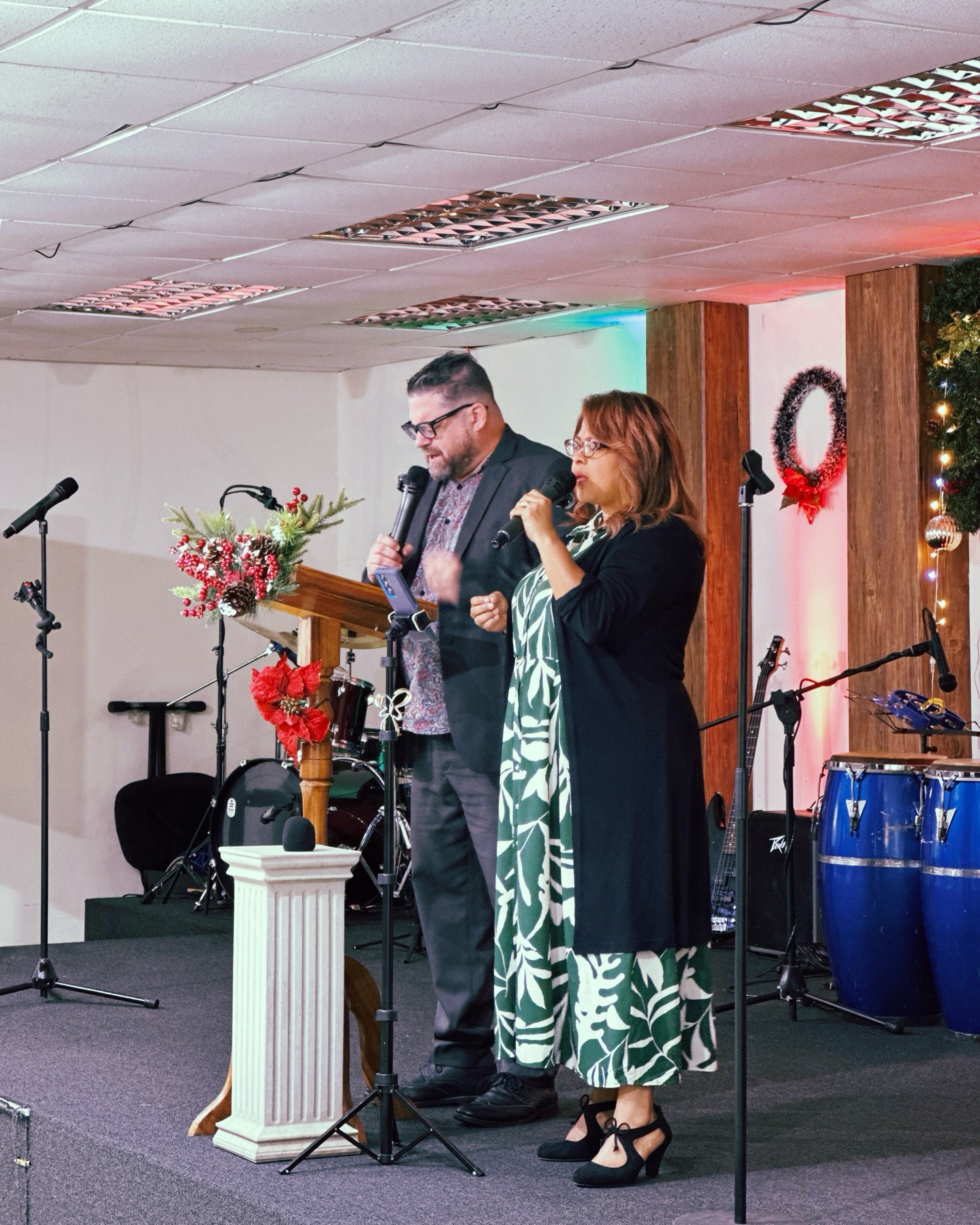 ¡Así vivimos Navidad en comunidad! ⭐️🎄Cerramos el año celebrando juntos como familia en @lacomunidadbc , con una casa llena y corazones agradecidos. Fue de gran alegría ver a nuestras comunidades misionales servir y participar activamente en este tiempo especial.Celebramos el nacimiento de nuestro Salvador y proclamamos con claridad el mensaje del evangelio:
Jesús es el camino, la verdad y la vida, y en Él hay vida eterna. ✝️🤍