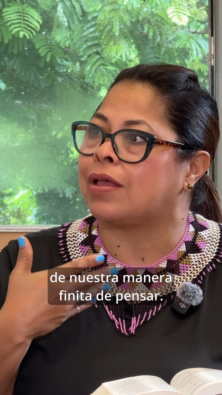 Vive consciente de Su presenciaA veces pedimos que la presencia de Dios descienda, cuando realmente necesitamos reconocer que Él ya está con nosotros.Aunque no podamos verlo físicamente, Dios está presente en cada momento y en cada lugar. La invitación es a caminar cada día conscientes de esa realidad.Su presencia no está lejos. Él está aquí. 🤍🎙️ Escucha el episodio completo de 4Ms y acompáñanos a reflexionar sobre el Salmo 139.#PresenciaDeDios #Salmo139 #DiosEstáAquí #FeCristiana #ReflexiónCristiana 4Ms