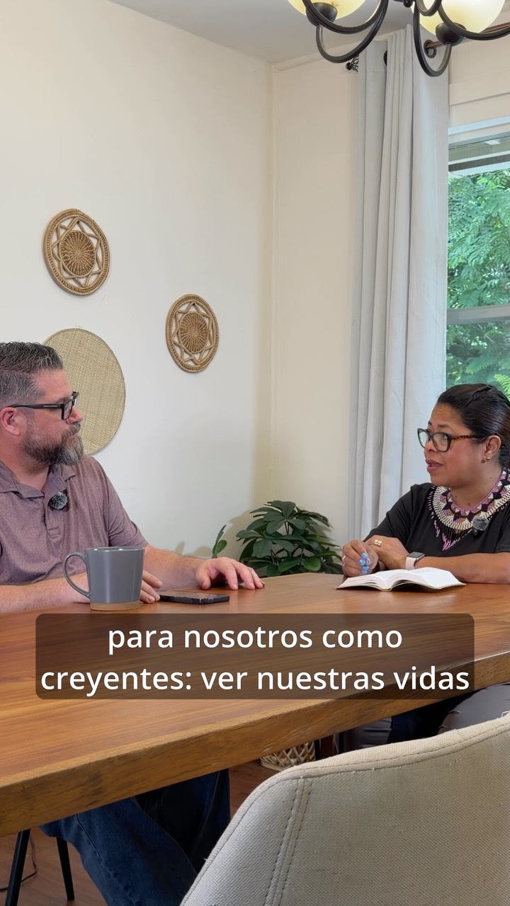 Examíname, conóceme y cámbiame“Señor, examíname, conóceme y cámbiame”.Dios conoce cada parte de nuestro corazón, tiene el poder para transformarnos y permanece presente durante todo el proceso.La respuesta de David ante la grandeza de Dios también puede convertirse en nuestra oración: que nos ayude a ver nuestra vida a la luz de quién Él es.🎙️ Mira el episodio completo de 4Ms para conocer más sobre el Salmo 139.#Examíname #Salmo139 #Transformación #ConócemeYCámbiame #VidaCristiana PodcastCristiano 4Ms